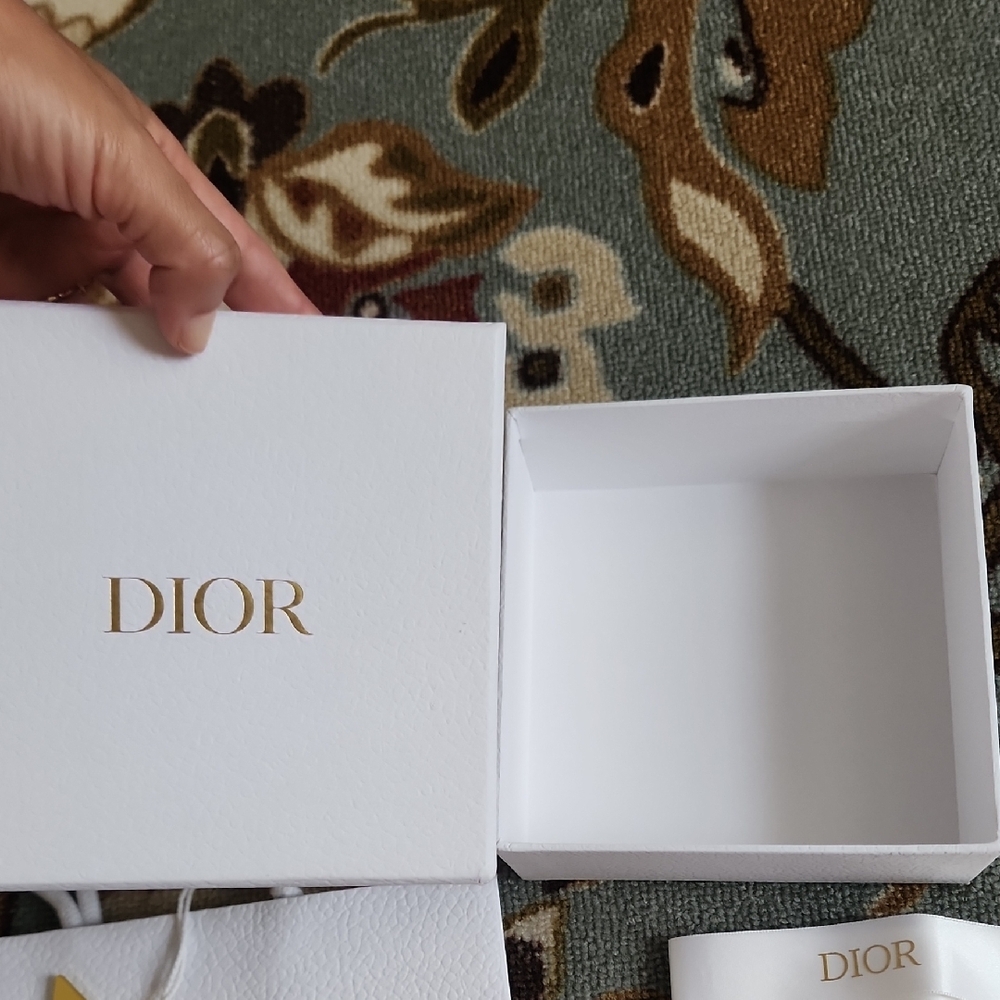 Dior White and Gold Packaging Set - Picture 13 of 17